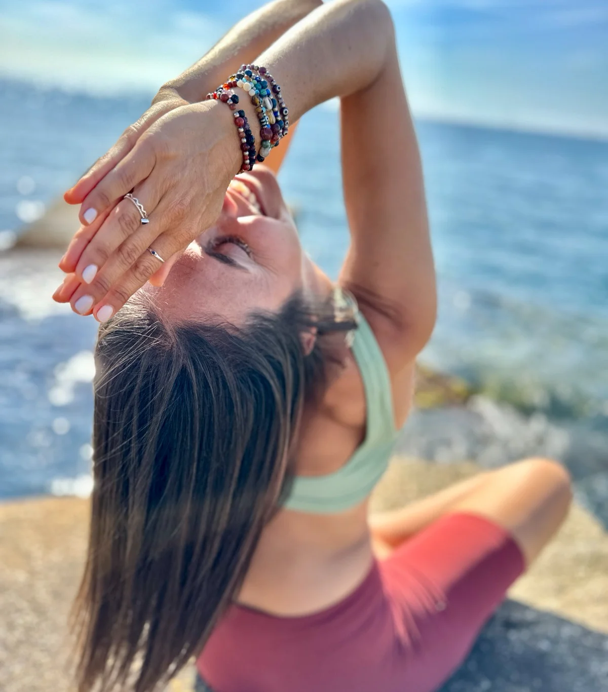 Martha practicando yoga junto al mar